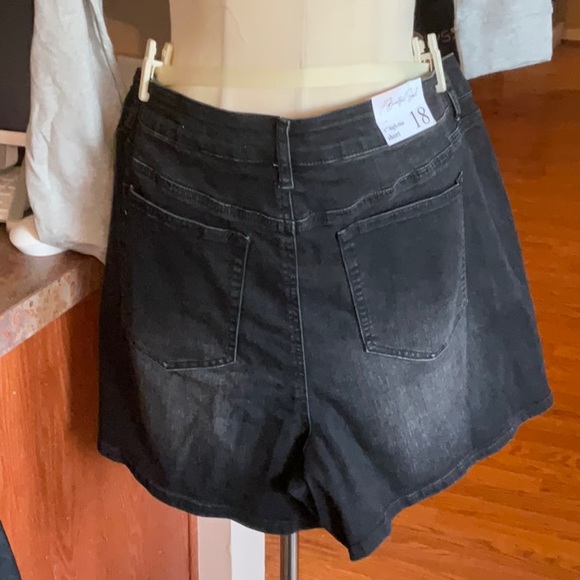 A Beautiful Soul Black Wash 5” High Rise Jean Short Size 18, NWT - Picture 4 of 15